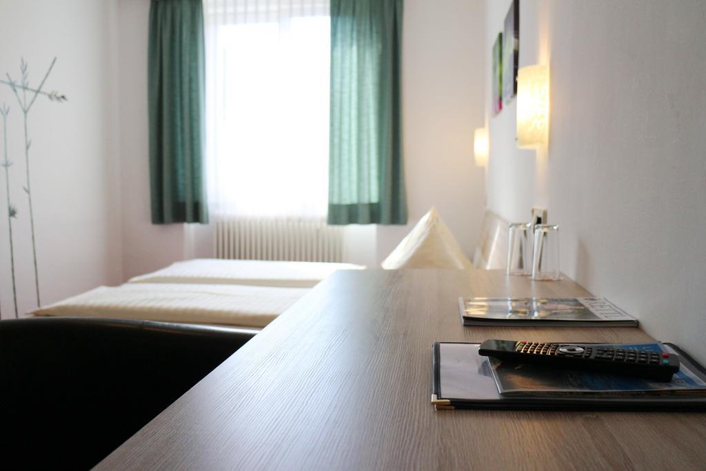 Hotel Gasthof Kasino فيلاخ الغرفة الصورة