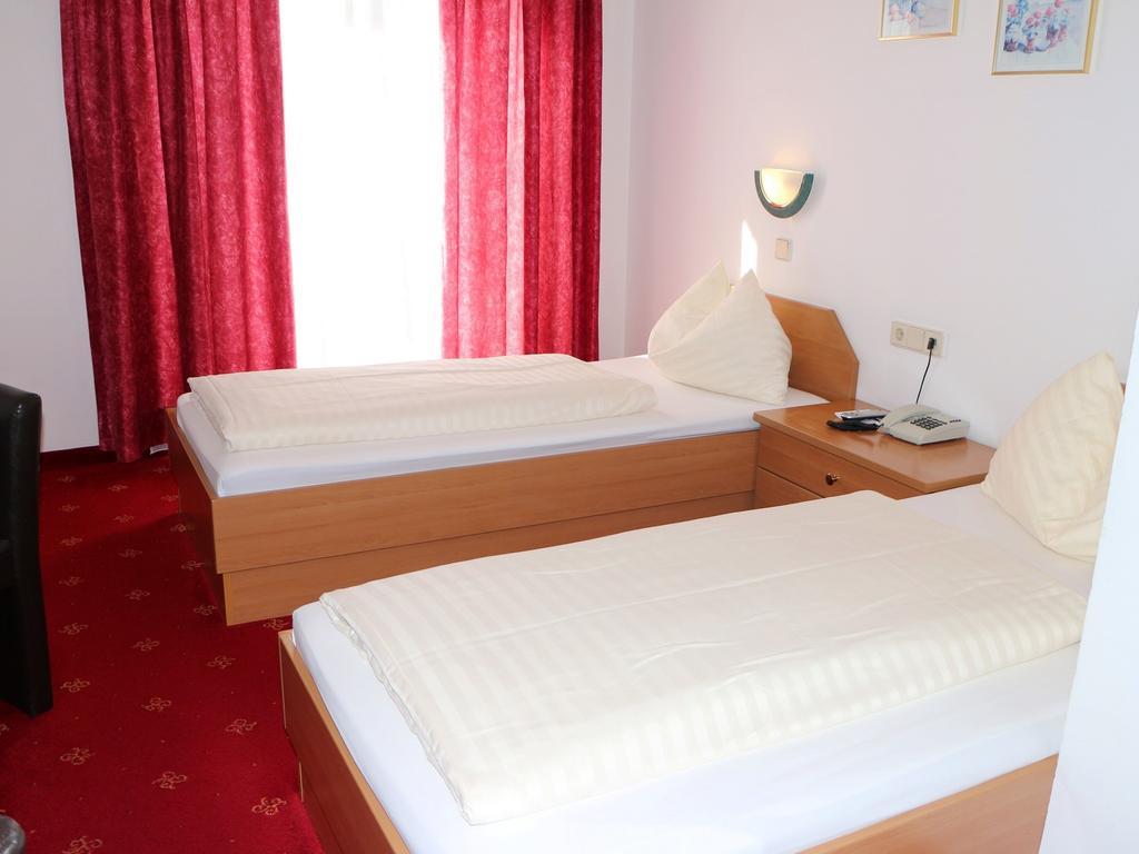 Hotel Gasthof Kasino فيلاخ الغرفة الصورة