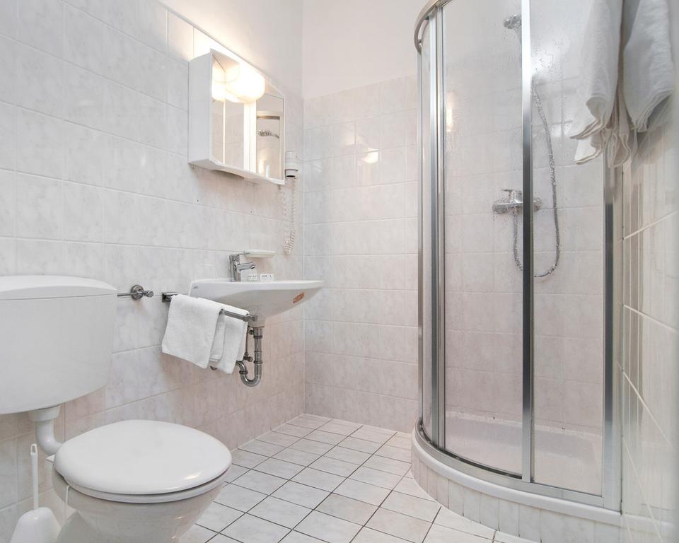 Hotel Gasthof Kasino فيلاخ الغرفة الصورة